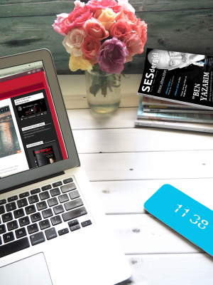 macbook-air-flower-bouquet-and-magazines-on-white-table-839443